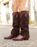Bota de caña alta marca Austera confeccionada artesanalmente en cuero y gamuza color chocolate. Presenta un diseño versátil tipo polaina desmontable sobre bota corta de cuero liso.