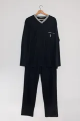 Pijama de hombre azul marino con cuello en V y ribete gris, bolsillo en el pecho con logo bordado, pantalón largo con cintura elástica.