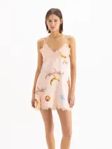 Vestido mini de seda de viscosa con estampa exclusiva de motivos frutales, escote en V con detalle de puntilla, breteles finos y tajo lateral en el ruedo.