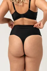 Colaless de tiro alto color piel, confeccionada en lycra con faja abdominal de lycra reforzada y contención media.