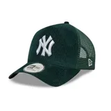 Gorra tipo trucker de New Era con frente de pana verde y paneles traseros de malla. Presenta el logo de los New York Yankees bordado en blanco en el frente y visera curva.
