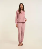 Pijama largo de dos piezas confeccionado en plush, compuesto por una blusa de manga larga con cuello redondo y un pantalón con cintura elástica y puños ajustados en los tobillos.