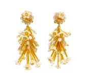 Aros colgantes con base de cuentas doradas y racimo de canutillos naranjas, flores rosas y cristales champagne. Cierre con perforación.