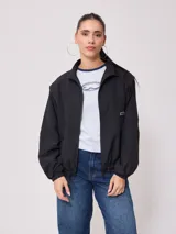 Campera rompevientos Rusty de nylon, color rosa y azul marino, con cierre frontal y puños elastizados.