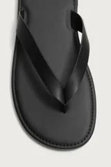 Sandalias estilo ojota para hombre, de color negro, con diseño plano y tiras anchas en el empeine.
