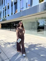 Pantalón de vestir marrón de corte palazzo, con cintura alta y bolsillos laterales.