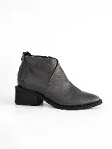 Bota corta de cuero vacuno color tostado, con diseño de solapa lateral, cierre trasero y taco cuadrado de 5 cm en color negro.