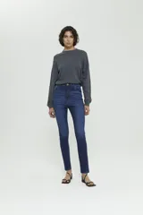 Jeans skinny de tiro alto color azul, con logo bordado en hilo cobre en el bolsillo trasero.