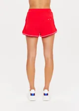 Short deportivo rojo con ribetes blancos, de tiro medio, con bolsillos frontales y bolsillo trasero.