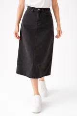 Falda midi de jean en color gris oscuro, de corte recto y tiro alto, con cierre frontal de botón y cremallera.