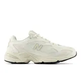 Championes New Balance modelo 725, color blanco hueso con detalles en plateado y negro.