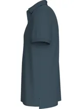 Chomba azul de Tommy Hilfiger con cuello tipo chomba, cartera de dos botones y logo bordado en el pecho.