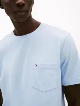 Remera de manga corta color celeste, de corte regular, con cuello redondo y bolsillo de parche en el pecho que incluye un pequeño logo bordado de Tommy Hilfiger.