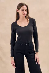 Remera negra de algodón y elastano, de manga larga y escote redondo.