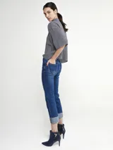 Pantalón de jean azul con botamanga y strass.