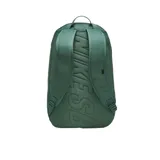 Mochila Nike SB Courthouse color verde con correas frontales ajustables en color azul, ideales para sujetar una tabla de skate. Cuenta con compartimento principal amplio y cierre vertical.