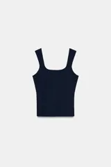 Top corto de punto color azul marino, con escote cuadrado y tirantes anchos.