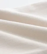 Pantalón skinny negro de sarga con elastano, estilo social, con cierre de botón y cremallera, y cintura con trabillas.