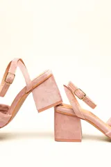 Sandalia de tacón cuadrado medio, confeccionada en terciopelo negro. Presenta un diseño de tiras cruzadas con nudo en la parte delantera y una tira ajustable con hebilla en el tobillo.