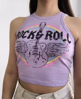 Musculosa blanca con cuello redondo y estampado de una guitarra alada con la frase "Rock and Roll".