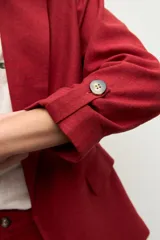 Blazer de lino color carmesí, con solapas clásicas y mangas largas con diseño roll-up.