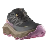Championes de trail running Salomon Ultra Flow 2 Gore-Tex impermeables, color negro con entresuela marrón y detalles en fucsia y amarillo. Confeccionados con parte superior de malla transpirable y suela con tacos para tracción en cualquier condición.
