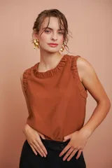 Blusa sin mangas color terracota, con escote redondo y detalles fruncidos en el cuello y las sisas.