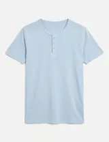 Remera de manga corta con cuello redondo y media cartera de botones frontal. Confeccionada en algodón teñido en prenda.