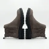 Botas estilo Chelsea de color marrón, con paneles elásticos laterales y suela gruesa track de goma negra.