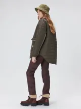 Campera reversible capitoneada con cierre frontal. Un lado es de color negro y el otro es de color beige, ambos con diseño acolchado. Cuenta con cuello redondo, mangas largas y bolsillos laterales.