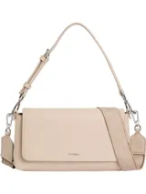 Cartera de hombro rectangular color beige claro, con solapa frontal y logo metálico de Calvin Klein. Incluye dos correas desmontables: una fina ajustable de cuero sintético y una ancha de tela tejida con el nombre de la marca repetido.