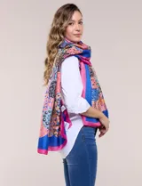 Pashmina rectangular de satén con acabado brillante y caída fluida, con un diseño de estampa gráfica multicolor en toda la superficie y terminaciones con dobladillo fino.