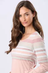 Remera de algodón con poliéster, de manga larga, con estampado de rayas horizontales en tonos beige, azul claro, azul grisáceo y blanco. Tiene un corte clásico y escote redondo.