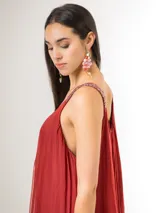 Vestido midi de seda italiana color rojo, de corte holgado y fluido, con escote redondo fruncido y breteles con apliques de paillettes.