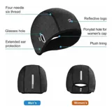 Gorro deportivo de invierno color gris, diseñado con protección extendida para los oídos y aberturas laterales para colocar las patillas de los lentes. Confeccionado en tejido elástico y flexible, ideal para actividades al aire libre como ciclismo o running.