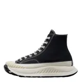 Championes Converse modelo Chuck 70 AT-CX de caña alta, color negro con suela de plataforma gruesa en tono crema y puntera reforzada con textura acanalada. Presenta el parche icónico de la marca en el lateral y cordones al tono.