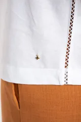 Remera blanca de algodón peinado, manga corta y escote en V con terminación de encaje calado.