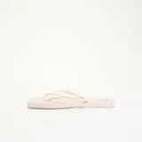 Chanclas de dedo de diseño liso y color beige, con suela plana y tiras finas.