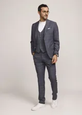 Traje de tres piezas color gris con patrón de cuadros, compuesto por saco con solapas de muesca, chaleco abotonado y pantalón de vestir de corte recto.