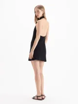 Vestido corto negro de corte recto con cuello tipo cowl halter y espalda descubierta.