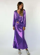 Conjunto de top con frunce y pollera larga metalizada color violeta.