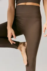 Calza larga marrón de tejido morley sin costuras, con cintura alta y logo R11 tejido en la parte trasera.