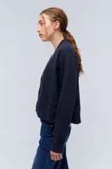 Cardigan rojo de tejido de punto liviano confeccionado en lana italiana.