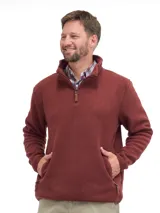 Buzo de polar color bordó con cuello alto y cierre frontal parcial. Cuenta con bolsillos laterales con cierre y detalles en cuero en los tiradores.