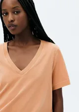 Camiseta de manga corta con cuello en V, color gris azulado, con efecto ligeramente desgastado.