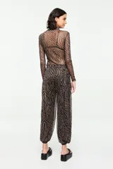 Pantalón de tul estampado con diseño animal print tipo cebra, de calce relajado, con cintura elastizada y puños en los tobillos.