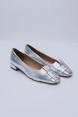 Mocasín bajo plateado con capellada trenzada.
