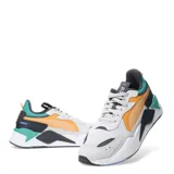Championes Puma RS-X Hard Drive, zapatillas deportivas con diseño futurista y chunky. Combinación de colores gris claro, naranja vibrante, azul verdoso (teal) y azul oscuro. La capellada es de malla y gamuza sintética, con entresuela voluminosa blanca.