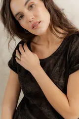 Remera de manga corta confeccionada en terciopelo con acabado brillante, de corte holgado y cuello redondo.