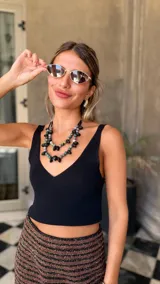 Collar de dos vueltas compuesto por cuentas de piedras semipreciosas en tonos verde oscuro, negro y gris claro, con formas irregulares y algunas cuentas negras en forma de gota.